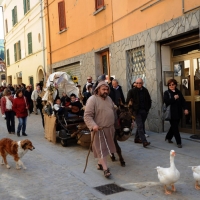 Foto Nicoloro G. 09/04/2012 Fontanelice ( BO) Cinquantaseiesima edizione della tradizionale " Sagra della pie' fretta ", cioe' della " pizza fritta ", che si tiene nella cittadina di Fontanelice ogni lunedi' di Pasqua e che oltre alle consuete bancarelle offre anche una divertente corsa di asini. nella foto Tinta al Grass