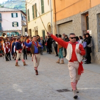 Foto Nicoloro G. 09/04/2012 Fontanelice ( BO) Cinquantaseiesima edizione della tradizionale " Sagra della pie' fretta ", cioe' della " pizza fritta ", che si tiene nella cittadina di Fontanelice ogni lunedi' di Pasqua e che oltre alle consuete bancarelle offre anche una divertente corsa di asini. nella foto Gli ”s’ ciucaren“