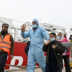 Foto Nicoloro G.  10/04/2024    Ravenna   E' approdata alla banchina di Marina di Ravenna la nave Ong Life Support con a bordo 200 migranti, dei quali 167 sono uomini, 15 sono donne e 18 minori di cui 8 non accompagnati. I paesi di provenienza dei migranti sono il Bangladesh, la Siria, il Pakistan, l'  Eritrea, l' Egitto e il Ghana. nella foto sono una decina le famiglie con minori al seguito.