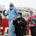 Foto Nicoloro G.  10/04/2024    Ravenna   E' approdata alla banchina di Marina di Ravenna la nave Ong Life Support con a bordo 200 migranti, dei quali 167 sono uomini, 15 sono donne e 18 minori di cui 8 non accompagnati. I paesi di provenienza dei migranti sono il Bangladesh, la Siria, il Pakistan, l'  Eritrea, l' Egitto e il Ghana. nella foto sono una decina le famiglie con minori al seguito.