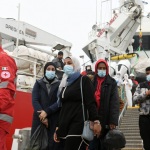 Foto Nicoloro G.   10/04/2024    Ravenna   E' approdata alla banchina di Marina di Ravenna la nave Ong Life Support con a bordo 200 migranti, dei quali 167 sono uomini, 15 sono donne e 18 minori di cui 8 non accompagnati. I paesi di provenienza dei migranti sono il Bangladesh, la Siria, il Pakistan, l'  Eritrea, l' Egitto e il Ghana. nella foto lo sbarco di alcuni migranti che verranno accompagnati in una struttura per l' identificazione e una visita medica accurata.