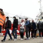 Foto Nicoloro G.   10/04/2024    Ravenna   E' approdata alla banchina di Marina di Ravenna la nave Ong Life Support con a bordo 200 migranti, dei quali 167 sono uomini, 15 sono donne e 18 minori di cui 8 non accompagnati. I paesi di provenienza dei migranti sono il Bangladesh, la Siria, il Pakistan, l'  Eritrea, l' Egitto e il Ghana. nella foto lo sbarco di alcuni migranti che verranno accompagnati in una struttura per l' identificazione e una visita medica accurata.