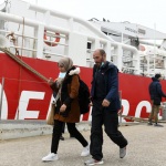 Foto Nicoloro G.   10/04/2024    Ravenna   E' approdata alla banchina di Marina di Ravenna la nave Ong Life Support con a bordo 200 migranti, dei quali 167 sono uomini, 15 sono donne e 18 minori di cui 8 non accompagnati. I paesi di provenienza dei migranti sono il Bangladesh, la Siria, il Pakistan, l'  Eritrea, l' Egitto e il Ghana. nella foto lo sbarco di alcuni migranti che verranno accompagnati in una struttura per l' identificazione e una visita medica accurata.