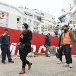 Foto Nicoloro G.   10/04/2024    Ravenna   E' approdata alla banchina di Marina di Ravenna la nave Ong Life Support con a bordo 200 migranti, dei quali 167 sono uomini, 15 sono donne e 18 minori di cui 8 non accompagnati. I paesi di provenienza dei migranti sono il Bangladesh, la Siria, il Pakistan, l'  Eritrea, l' Egitto e il Ghana. nella foto lo sbarco di alcuni migranti che verranno accompagnati in una struttura per l' identificazione e una visita medica accurata.