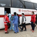 Foto Nicoloro G.   10/04/2024    Ravenna   E' approdata alla banchina di Marina di Ravenna la nave Ong Life Support con a bordo 200 migranti, dei quali 167 sono uomini, 15 sono donne e 18 minori di cui 8 non accompagnati. I paesi di provenienza dei migranti sono il Bangladesh, la Siria, il Pakistan, l'  Eritrea, l' Egitto e il Ghana. nella foto lo sbarco di alcuni migranti che verranno accompagnati in una struttura per l' identificazione e una visita medica accurata.