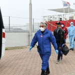 Foto Nicoloro G.   10/04/2024    Ravenna   E' approdata alla banchina di Marina di Ravenna la nave Ong Life Support con a bordo 200 migranti, dei quali 167 sono uomini, 15 sono donne e 18 minori di cui 8 non accompagnati. I paesi di provenienza dei migranti sono il Bangladesh, la Siria, il Pakistan, l'  Eritrea, l' Egitto e il Ghana. nella foto lo sbarco di alcuni migranti che verranno accompagnati in una struttura per l' identificazione e una visita medica accurata.