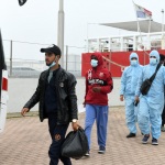 Foto Nicoloro G.   10/04/2024    Ravenna   E' approdata alla banchina di Marina di Ravenna la nave Ong Life Support con a bordo 200 migranti, dei quali 167 sono uomini, 15 sono donne e 18 minori di cui 8 non accompagnati. I paesi di provenienza dei migranti sono il Bangladesh, la Siria, il Pakistan, l'  Eritrea, l' Egitto e il Ghana. nella foto lo sbarco di alcuni migranti che verranno accompagnati in una struttura per l' identificazione e una visita medica accurata.