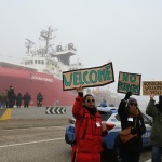 Foto Nicoloro G.   17/12/2024   Ravenna   E\' approdata nel porto di Marina di Ravenna la nave Ocean Viking della ong Sos Mediterranee con a bordo 163 naufraghi. Di questi 100 sono uomini adulti , 9 donne delle quali una e\' incinta e un\' altra con un neonato, 21 sono minori non accompagnati e 33 minori di altrettanti nuclei famigliari..  I paesi di provenienza sono Afghanistan, Siria, Iran, Gambia ma anche Uzbekistan e Pakistan. nella foto alcune attiviste portano un saluto di benvenuto ai migranti.