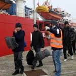 Foto Nicoloro G.   17/12/2024   Ravenna   E' approdata nel porto di Marina di Ravenna la nave Ocean Viking della ong Sos Mediterranee con a bordo 163 naufraghi. Di questi 100 sono uomini adulti , 9 donne delle quali una e' incinta e un' altra con un neonato, 21 sono minori non accompagnati e 33 minori di altrettanti nuclei famigliari..  I paesi di provenienza sono Afghanistan, Siria, Iran, Gambia ma anche Uzbekistan e Pakistan. nella foto un momento dello sbarco.