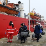 Foto Nicoloro G.   17/12/2024   Ravenna   E' approdata nel porto di Marina di Ravenna la nave Ocean Viking della ong Sos Mediterranee con a bordo 163 naufraghi. Di questi 100 sono uomini adulti , 9 donne delle quali una e' incinta e un' altra con un neonato, 21 sono minori non accompagnati e 33 minori di altrettanti nuclei famigliari..  I paesi di provenienza sono Afghanistan, Siria, Iran, Gambia ma anche Uzbekistan e Pakistan. nella foto un momento dello sbarco.