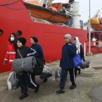 Foto Nicoloro G.   17/12/2024   Ravenna   E' approdata nel porto di Marina di Ravenna la nave Ocean Viking della ong Sos Mediterranee con a bordo 163 naufraghi. Di questi 100 sono uomini adulti , 9 donne delle quali una e' incinta e un' altra con un neonato, 21 sono minori non accompagnati e 33 minori di altrettanti nuclei famigliari..  I paesi di provenienza sono Afghanistan, Siria, Iran, Gambia ma anche Uzbekistan e Pakistan. nella foto un momento dello sbarco.