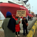 Foto Nicoloro G.   17/12/2024   Ravenna   E' approdata nel porto di Marina di Ravenna la nave Ocean Viking della ong Sos Mediterranee con a bordo 163 naufraghi. Di questi 100 sono uomini adulti , 9 donne delle quali una e' incinta e un' altra con un neonato, 21 sono minori non accompagnati e 33 minori di altrettanti nuclei famigliari..  I paesi di provenienza sono Afghanistan, Siria, Iran, Gambia ma anche Uzbekistan e Pakistan. nella foto alcune attiviste portano un saluto di benvenuto ai migranti.