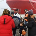 Foto Nicoloro G.   17/12/2024   Ravenna   E' approdata nel porto di Marina di Ravenna la nave Ocean Viking della ong Sos Mediterranee con a bordo 163 naufraghi. Di questi 100 sono uomini adulti , 9 donne delle quali una e' incinta e un' altra con un neonato, 21 sono minori non accompagnati e 33 minori di altrettanti nuclei famigliari..  I paesi di provenienza sono Afghanistan, Siria, Iran, Gambia ma anche Uzbekistan e Pakistan. nella foto un momento dello sbarco.