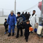 Foto Nicoloro G.   17/12/2024   Ravenna   E' approdata nel porto di Marina di Ravenna la nave Ocean Viking della ong Sos Mediterranee con a bordo 163 naufraghi. Di questi 100 sono uomini adulti , 9 donne delle quali una e' incinta e un' altra con un neonato, 21 sono minori non accompagnati e 33 minori di altrettanti nuclei famigliari..  I paesi di provenienza sono Afghanistan, Siria, Iran, Gambia ma anche Uzbekistan e Pakistan. nella foto un momento dello sbarco.