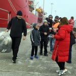 Foto Nicoloro G.   17/12/2024   Ravenna   E' approdata nel porto di Marina di Ravenna la nave Ocean Viking della ong Sos Mediterranee con a bordo 163 naufraghi. Di questi 100 sono uomini adulti , 9 donne delle quali una e' incinta e un' altra con un neonato, 21 sono minori non accompagnati e 33 minori di altrettanti nuclei famigliari..  I paesi di provenienza sono Afghanistan, Siria, Iran, Gambia ma anche Uzbekistan e Pakistan. nella foto un momento dello sbarco.