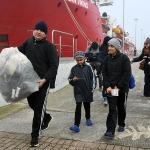 Foto Nicoloro G.   17/12/2024   Ravenna   E' approdata nel porto di Marina di Ravenna la nave Ocean Viking della ong Sos Mediterranee con a bordo 163 naufraghi. Di questi 100 sono uomini adulti , 9 donne delle quali una e' incinta e un' altra con un neonato, 21 sono minori non accompagnati e 33 minori di altrettanti nuclei famigliari..  I paesi di provenienza sono Afghanistan, Siria, Iran, Gambia ma anche Uzbekistan e Pakistan. nella foto un momento dello sbarco.