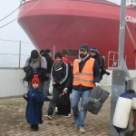 Foto Nicoloro G.   17/12/2024   Ravenna   E' approdata nel porto di Marina di Ravenna la nave Ocean Viking della ong Sos Mediterranee con a bordo 163 naufraghi. Di questi 100 sono uomini adulti , 9 donne delle quali una e' incinta e un' altra con un neonato, 21 sono minori non accompagnati e 33 minori di altrettanti nuclei famigliari..  I paesi di provenienza sono Afghanistan, Siria, Iran, Gambia ma anche Uzbekistan e Pakistan. nella foto un momento dello sbarco.