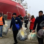 Foto Nicoloro G.   17/12/2024   Ravenna   E' approdata nel porto di Marina di Ravenna la nave Ocean Viking della ong Sos Mediterranee con a bordo 163 naufraghi. Di questi 100 sono uomini adulti , 9 donne delle quali una e' incinta e un' altra con un neonato, 21 sono minori non accompagnati e 33 minori di altrettanti nuclei famigliari..  I paesi di provenienza sono Afghanistan, Siria, Iran, Gambia ma anche Uzbekistan e Pakistan. nella foto un momento dello sbarco.