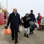 Foto Nicoloro G.   17/12/2024   Ravenna   E' approdata nel porto di Marina di Ravenna la nave Ocean Viking della ong Sos Mediterranee con a bordo 163 naufraghi. Di questi 100 sono uomini adulti , 9 donne delle quali una e' incinta e un' altra con un neonato, 21 sono minori non accompagnati e 33 minori di altrettanti nuclei famigliari..  I paesi di provenienza sono Afghanistan, Siria, Iran, Gambia ma anche Uzbekistan e Pakistan. nella foto anche il prefetto Raffaele Ricciardi si adopera per aiutare i migranti a sbarcare.