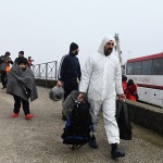 Foto Nicoloro G.   17/12/2024   Ravenna   E' approdata nel porto di Marina di Ravenna la nave Ocean Viking della ong Sos Mediterranee con a bordo 163 naufraghi. Di questi 100 sono uomini adulti , 9 donne delle quali una e' incinta e un' altra con un neonato, 21 sono minori non accompagnati e 33 minori di altrettanti nuclei famigliari..  I paesi di provenienza sono Afghanistan, Siria, Iran, Gambia ma anche Uzbekistan e Pakistan. nella foto un momento dello sbarco.