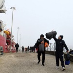 Foto Nicoloro G.   17/12/2024   Ravenna   E' approdata nel porto di Marina di Ravenna la nave Ocean Viking della ong Sos Mediterranee con a bordo 163 naufraghi. Di questi 100 sono uomini adulti , 9 donne delle quali una e' incinta e un' altra con un neonato, 21 sono minori non accompagnati e 33 minori di altrettanti nuclei famigliari..  I paesi di provenienza sono Afghanistan, Siria, Iran, Gambia ma anche Uzbekistan e Pakistan. nella foto un momento dello sbarco e un ultimo saluto ai compagni di viaggio.