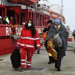 Foto Nicoloro G.   17/12/2024   Ravenna   E' approdata nel porto di Marina di Ravenna la nave Ocean Viking della ong Sos Mediterranee con a bordo 163 naufraghi. Di questi 100 sono uomini adulti , 9 donne delle quali una e' incinta e un' altra con un neonato, 21 sono minori non accompagnati e 33 minori di altrettanti nuclei famigliari..  I paesi di provenienza sono Afghanistan, Siria, Iran, Gambia ma anche Uzbekistan e Pakistan. nella foto un momento dello sbarco.