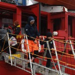 Foto Nicoloro G.   17/12/2024   Ravenna   E' approdata nel porto di Marina di Ravenna la nave Ocean Viking della ong Sos Mediterranee con a bordo 163 naufraghi. Di questi 100 sono uomini adulti , 9 donne delle quali una e' incinta e un' altra con un neonato, 21 sono minori non accompagnati e 33 minori di altrettanti nuclei famigliari..  I paesi di provenienza sono Afghanistan, Siria, Iran, Gambia ma anche Uzbekistan e Pakistan. nella foto un momento dello sbarco.