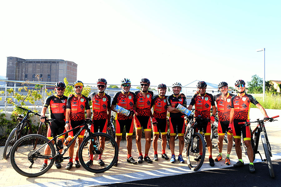 Foto Nicoloro G.   26/07/2024   Ravenna   Ha fatto tappa a Ravenna la '' Staffetta per la Pace ''. Questa iniziativa ciclistica organizzata da Lions Italia e' partita dalle Tre cime di Lavaredo e percorrera' l' antica via di pellegrinaggio Romea-Germanica sino a Roma, dove consegnera' al Papa e al Capo dello Stato una pergamena con le firme degli amministratori delle citta' in cui la Staffetta avra' sostato. nella foto i componenti della ciclo staffetta con i due testimoni contenenti le pergamene che verranno donate al Papa e al Capo dello Stato.