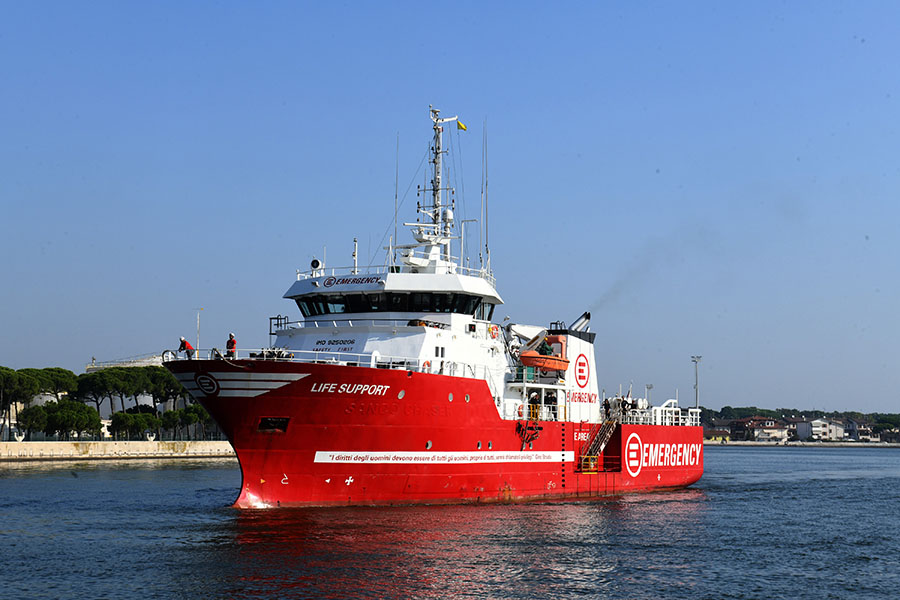 Foto Nicoloro G.   31/08/2024   Ravenna   E' attraccata al porto di Ravenna la nave ong di Emergency '' Life Support '' con a bordo 170 migranti provenienti soprattutto dalla Siria 77 e dal Bangladesch 69. I rimanenti provenienti dal Pakistan, dall' Egitto, dal Sud Sudan, dall' Eritrea, dalla Palestina e dalla Nigeria. Tra tutti solo due donne e undici minori di cui nove non accompagnati. nella foto l' arrivo in porto della Life Support.