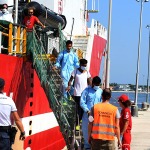 Foto Nicoloro G.   31/08/2024   Ravenna   E\' attraccata al porto di Ravenna la nave ong di Emergency \'\' Life Support \'\' con a bordo 170 migranti provenienti soprattutto dalla Siria 77 e dal Bangladesch 69. I rimanenti provenienti dal Pakistan, dall\' Egitto, dal Sud Sudan, dall\' Eritrea, dalla Palestina e dalla Nigeria. Tra tutti solo due donne e undici minori di cui nove non accompagnati. nella foto un momento dello sbarco dei migranti.