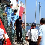 Foto Nicoloro G.   31/08/2024   Ravenna   E\' attraccata al porto di Ravenna la nave ong di Emergency \'\' Life Support \'\' con a bordo 170 migranti provenienti soprattutto dalla Siria 77 e dal Bangladesch 69. I rimanenti provenienti dal Pakistan, dall\' Egitto, dal Sud Sudan, dall\' Eritrea, dalla Palestina e dalla Nigeria. Tra tutti solo due donne e undici minori di cui nove non accompagnati. nella foto un momento dello sbarco dei migranti.