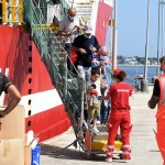 Foto Nicoloro G.   31/08/2024   Ravenna   E\' attraccata al porto di Ravenna la nave ong di Emergency \'\' Life Support \'\' con a bordo 170 migranti provenienti soprattutto dalla Siria 77 e dal Bangladesch 69. I rimanenti provenienti dal Pakistan, dall\' Egitto, dal Sud Sudan, dall\' Eritrea, dalla Palestina e dalla Nigeria. Tra tutti solo due donne e undici minori di cui nove non accompagnati. nella foto lo sbarco di una coppia di marito e moglie con figlia.