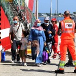 Foto Nicoloro G.   31/08/2024   Ravenna   E\' attraccata al porto di Ravenna la nave ong di Emergency \'\' Life Support \'\' con a bordo 170 migranti provenienti soprattutto dalla Siria 77 e dal Bangladesch 69. I rimanenti provenienti dal Pakistan, dall\' Egitto, dal Sud Sudan, dall\' Eritrea, dalla Palestina e dalla Nigeria. Tra tutti solo due donne e undici minori di cui nove non accompagnati. nella foto lo sbarco di una coppia di marito e moglie con figlia.