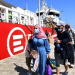 Foto Nicoloro G.   31/08/2024   Ravenna   E\' attraccata al porto di Ravenna la nave ong di Emergency \'\' Life Support \'\' con a bordo 170 migranti provenienti soprattutto dalla Siria 77 e dal Bangladesch 69. I rimanenti provenienti dal Pakistan, dall\' Egitto, dal Sud Sudan, dall\' Eritrea, dalla Palestina e dalla Nigeria. Tra tutti solo due donne e undici minori di cui nove non accompagnati. nella foto lo sbarco di una coppia di marito e moglie con figlia.