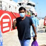 Foto Nicoloro G.   31/08/2024   Ravenna   E\' attraccata al porto di Ravenna la nave ong di Emergency \'\' Life Support \'\' con a bordo 170 migranti provenienti soprattutto dalla Siria 77 e dal Bangladesch 69. I rimanenti provenienti dal Pakistan, dall\' Egitto, dal Sud Sudan, dall\' Eritrea, dalla Palestina e dalla Nigeria. Tra tutti solo due donne e undici minori di cui nove non accompagnati. nella foto un momento dello sbarco dei migranti.