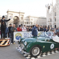 Foto Nicoloro G. 15/10/2011 Milano Quinta edizione del ” Trofeo Milano “, rassegna automobilistica organizzata dal Club Milanese Autoveicoli d’ Epoca. 107 auto d’ epoca sono partite da piazza Duomo e dopo un tragitto di circa 150 chilometri, passando da Varese, ritorneranno a Milano in via Montenapoleone. nella foto Partenza di un'auto da piazza Duomo