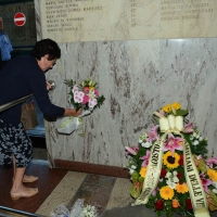 Foto Nicoloro G.  02/08/2015   Bologna   Trentacinquesimo anniversario della strage alla stazione di Bologna. nella foto una donna pone un mazzo di fiori sotto la lapide che ricorda le vittime della strage.